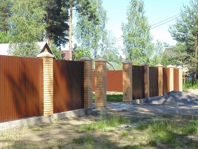 Монтаж забора из металлопрофия в Лиде