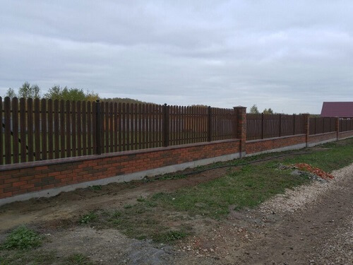 Монтаж забора из металлоштакетника в Лиде