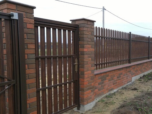 Установка забора из металлоштакетника в Лиде