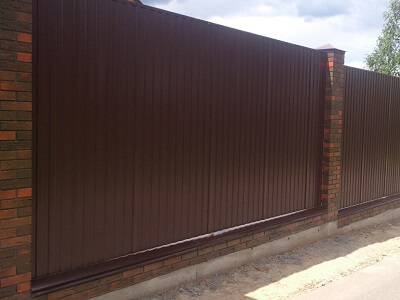 Установка забора из профнастила в Лиде